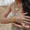 Bracelet Mira Helia porté avec parure assortie, bijou en perles Miyuki aux reflets ambrés et dorés