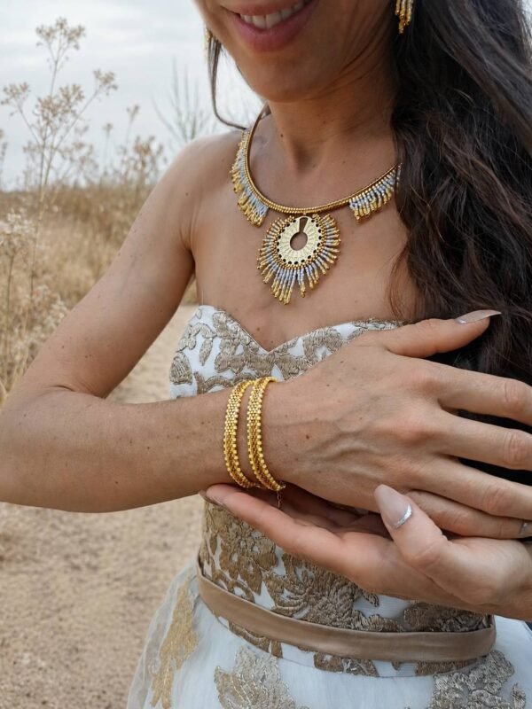 Bracelet Mira Helia porté avec parure assortie, bijou en perles Miyuki aux reflets ambrés et dorés