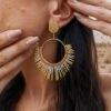 Boucles d’oreilles pendantes Mira Helia et bijou talisman Boucles d’oreilles pendantes Mira Helia portées en gros plan, bijou artisanal Valdyria en perles Miyuki dorées et ambre solaire