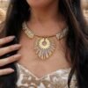 Collier majestueux Mira Helia et bijou talisman Collier majestueux Mira Helia porté en gros plan sur le décolleté, bijou artisanal Valdyria en perles Miyuki dorées et ambrées