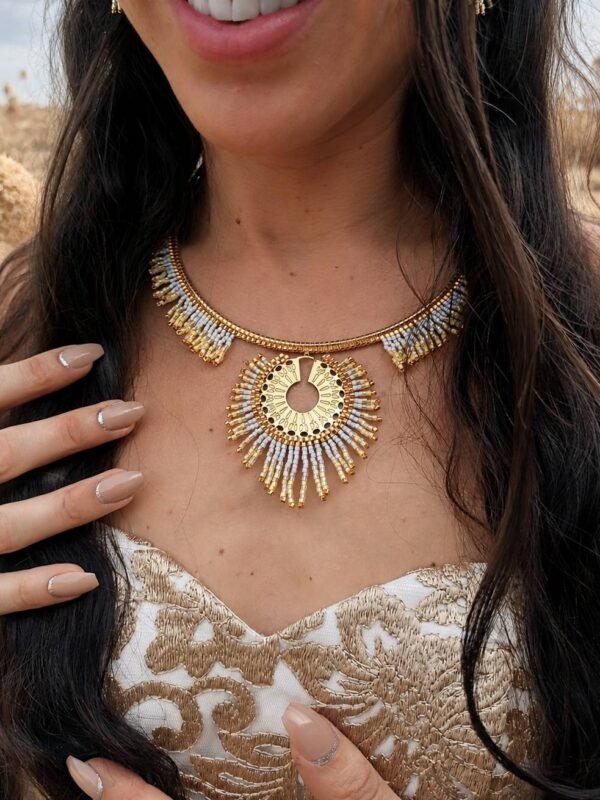 Collier majestueux Mira Helia et bijou talisman Collier majestueux Mira Helia porté en gros plan sur le décolleté, bijou artisanal Valdyria en perles Miyuki dorées et ambrées