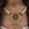 Collier majestueux Mira Helia et artisanat français Collier majestueux Mira Helia porté avec pendentif central rayonnant, création artisanale française aux nuances or miel