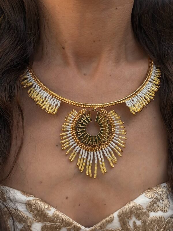 Collier majestueux Mira Helia et artisanat français Collier majestueux Mira Helia porté avec pendentif central rayonnant, création artisanale française aux nuances or miel