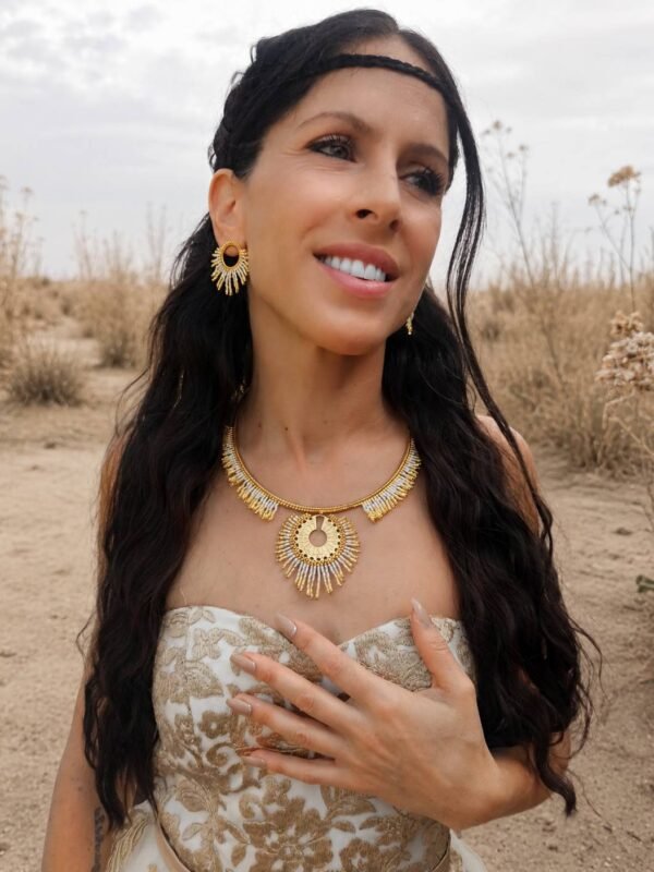 Collier majestueux Mira Helia et beauté intemporelle Collier majestueux Mira Helia porté en portrait, bijou de créateur Valdyria aux reflets ambrés et solaires