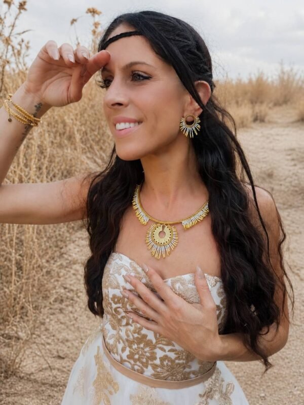 Collier majestueux Mira Helia et mythe des Héliades Collier majestueux Mira Helia porté avec boucles assorties, bijou féminin inspiré par les Héliades et l’ambre