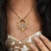 Collier à pendentif Mira Helia et bijou talisman Collier à pendentif Mira Helia porté en extérieur, bijou talisman Valdyria en perles Miyuki dorées et ambre solaire