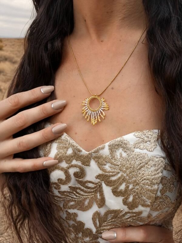 Collier à pendentif Mira Helia et artisanat français Collier à pendentif Mira Helia porté sur le décolleté, création artisanale française inspirée par la résilience et l’or miel