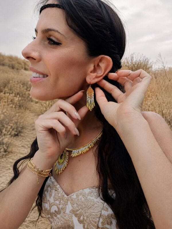 Mini boucles d’oreilles Mira Helia portées de profil dans un décor naturel, bijou femme doré fait main Valdyria