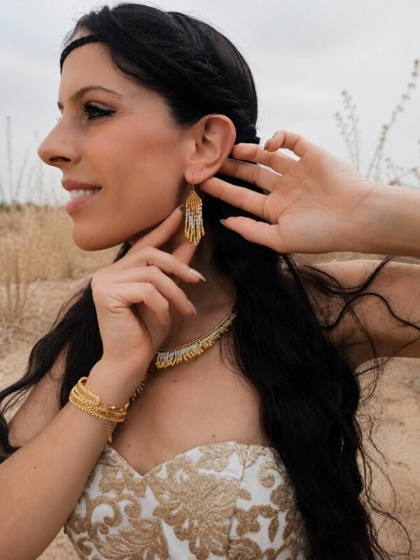 Mini boucles d’oreilles Mira Helia portées près du visage, bijou artisanal doré inspiré des Héliades et de la résilience