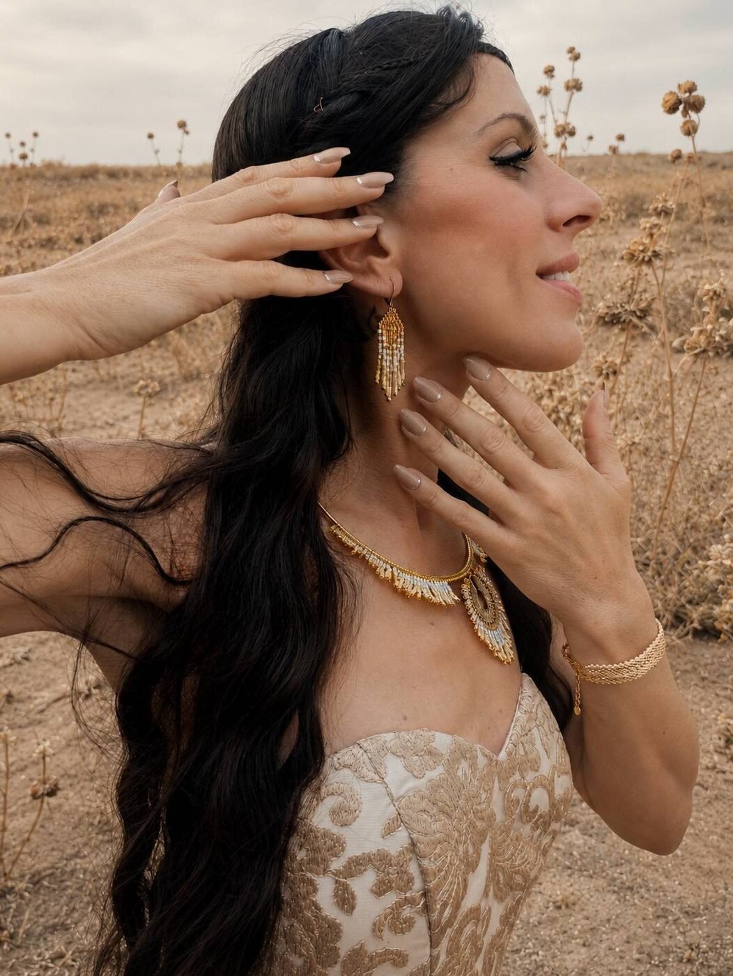 Mini boucles d’oreilles Mira Helia portées avec parure dorée, bijou éthique femme aux reflets chauds et solaires