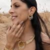 Petites boucles d’oreilles Mira Helia portées avec collier assorti dans un décor naturel, création artisanale française dorée