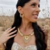 Petites boucles d’oreilles Mira Helia portées avec bijoux assortis, perles Miyuki dorées et ambiance naturelle lumineuse