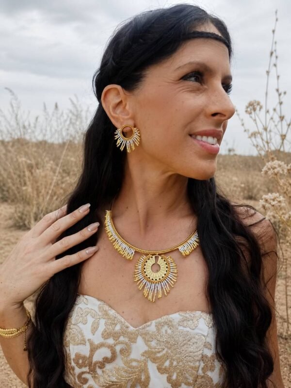 Petites boucles d’oreilles Mira Helia portées avec bijoux assortis, perles Miyuki dorées et ambiance naturelle lumineuse
