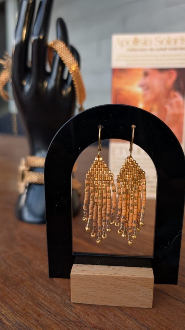 Mini boucles d’oreilles Apollisia Solaris et bijou éthique Mini boucles d’oreilles Apollisia Solaris dorées exposées en détail, bijou éthique Valdyria en petite série
