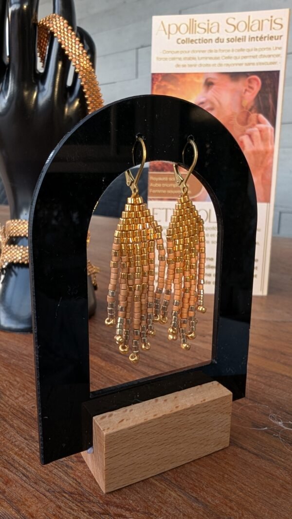 Mini boucles d’oreilles Apollisia Solaris et artisanat français Mini boucles d’oreilles Apollisia Solaris dorées présentées sur support, création artisanale française au motif solaire