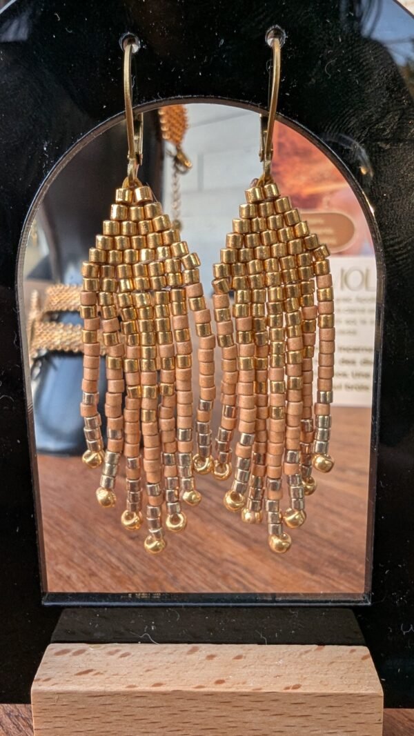 Mini boucles d’oreilles Apollisia Solaris et lumière intérieure Mini boucles d’oreilles Apollisia Solaris en perles Miyuki dorées, bijou artisanal Valdyria inspiré du soleil intérieur