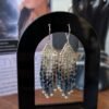 Mini boucles d’oreilles Artemesia Lunaris argentées en détail, bijou éthique Valdyria en petite série au style lunaire