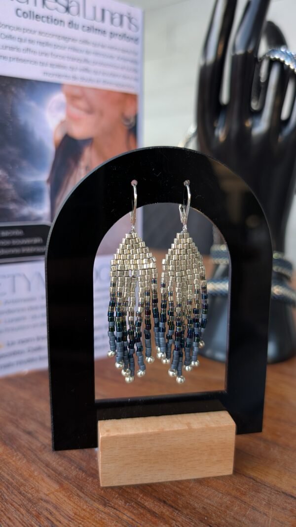 Mini boucles d’oreilles Artemesia Lunaris argentées en détail, bijou éthique Valdyria en petite série au style lunaire