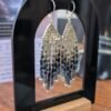 Mini boucles d’oreilles Artemesia Lunaris présentées sur support, création artisanale française en perles Miyuki aux reflets lunaires