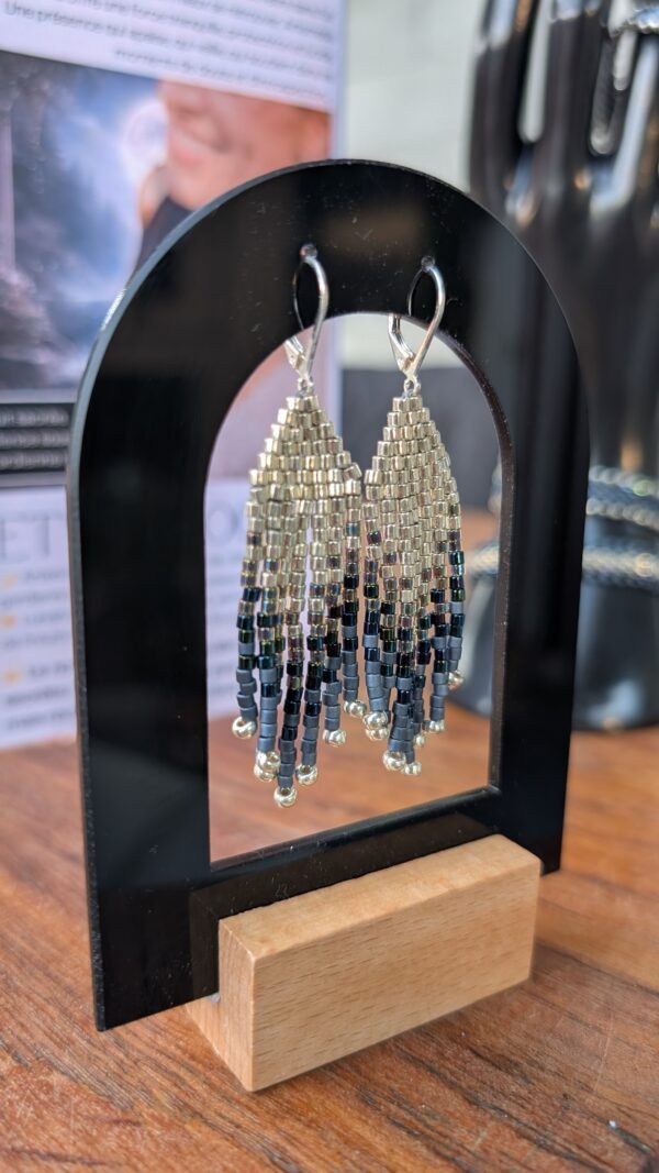 Mini boucles d’oreilles Artemesia Lunaris présentées sur support, création artisanale française en perles Miyuki aux reflets lunaires