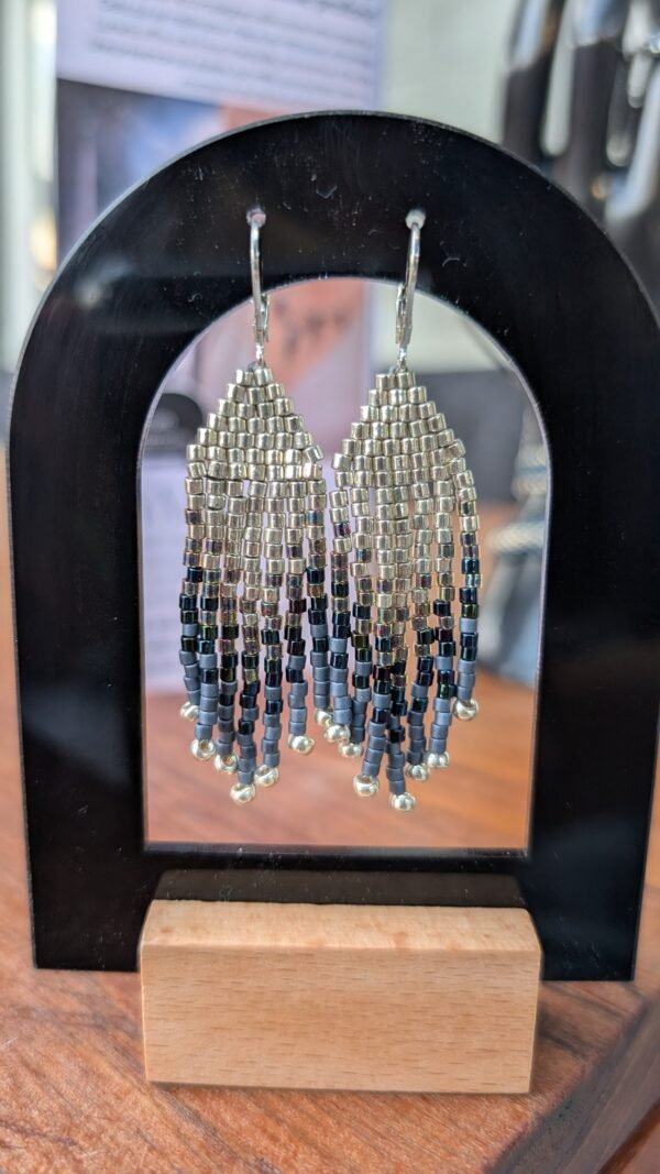 Mini boucles d’oreilles Artemesia Lunaris en perles Miyuki argentées et bleu nuit, bijou talisman Valdyria inspiré par la lune