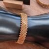 Bracelet Apollisia Solaris et lumière dorée Bracelet Apollisia Solaris doré présenté en gros plan, bijou artisanal Valdyria en perles Miyuki aux reflets solaires