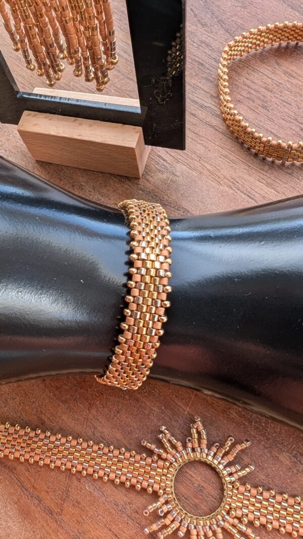 Bracelet Apollisia Solaris et lumière dorée Bracelet Apollisia Solaris doré présenté en gros plan, bijou artisanal Valdyria en perles Miyuki aux reflets solaires