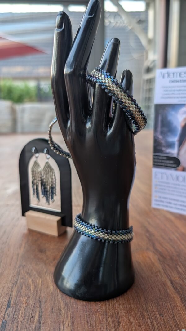 Bracelet Artemesia Lunaris clair et artisanat français Bracelet Artemesia Lunaris clair en gros plan sur présentoir, création artisanale française en perles Miyuki aux nuances bleu argenté