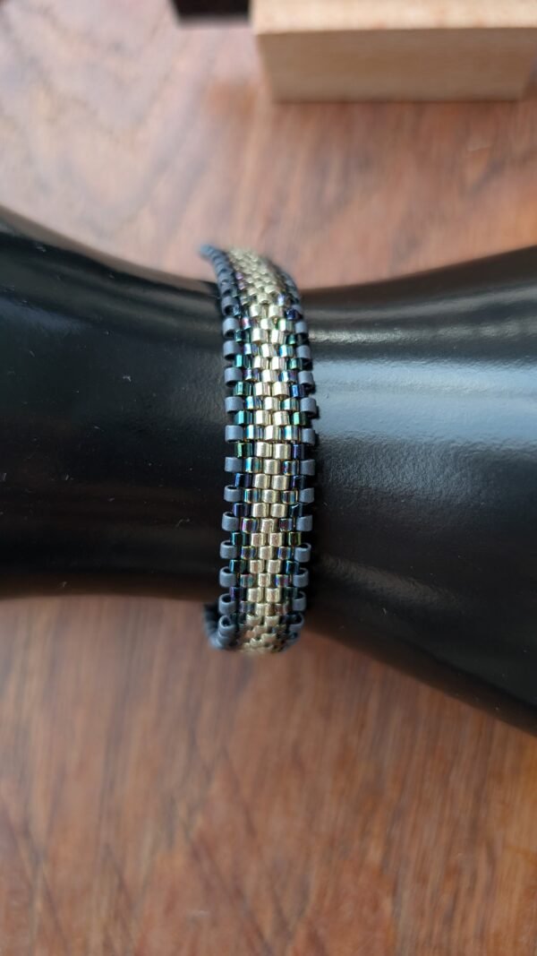 Bracelet Artemesia Lunaris clair et bijou éthique Bracelet Artemesia Lunaris clair en perles Miyuki présenté en gros plan, bijou éthique Valdyria en petite série au design conscient