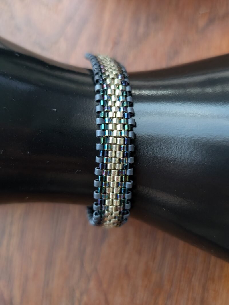 Bracelet Artemesia Lunaris clair et bijou éthique Bracelet Artemesia Lunaris clair en perles Miyuki présenté en gros plan, bijou éthique Valdyria en petite série au design conscient