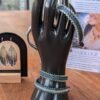 Bracelet Artemesia Lunaris foncé porté sur présentoir, bijou éthique Valdyria au design conscient et inspiration lunaire