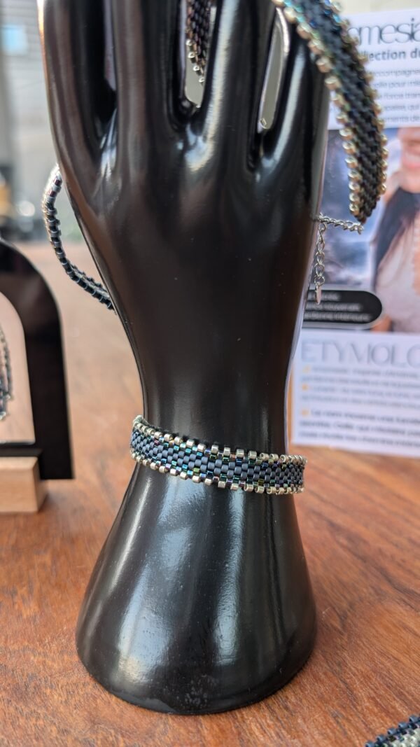 Bracelet Artemesia Lunaris foncé bleu argenté, bijou femme Valdyria à l’élégance intemporelle inspirée des cycles lunaires
