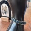 Bracelet Artemesia Lunaris foncé en gros plan, création Valdyria en petite série aux tons bleu sombre, noir et argent