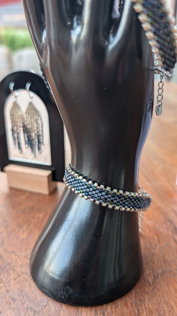 Bracelet Artemesia Lunaris foncé en gros plan, création Valdyria en petite série aux tons bleu sombre, noir et argent