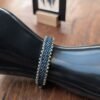 Bracelet Artemesia Lunaris foncé présenté sur support noir, bijou artisanal français tissé en perles Miyuki aux reflets nocturnes