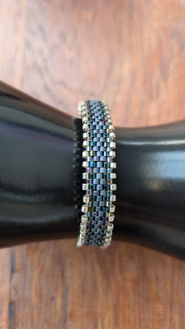 Bracelet Artemesia Lunaris foncé en perles Miyuki bleu nuit et argent, bijou talisman Valdyria inspiré de la protection lunaire