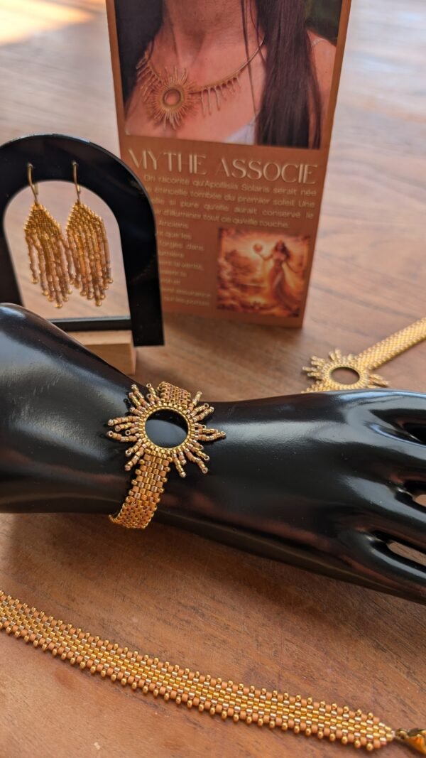 Bracelet motif Apollisia Solaris et symbole de rayonnement Bracelet motif Apollisia Solaris avec grand médaillon doré, bijou femme inspiré des rayons du soleil et des symboles sacrés