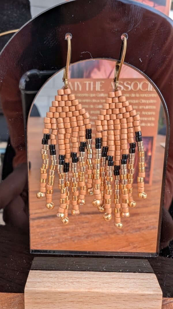 Les mini boucles d’oreilles Galilya Cleo Bronze cultivent une beauté intemporelle inspirée des bijoux antiques. Leur teinte bronze, chaleureuse et profonde, leur donne une allure précieuse tout en restant facile à porter. Créées en petite série dans l’univers Valdyria, elles privilégient la singularité, la qualité et le temps du geste artisanal. Un bijou féminin au caractère affirmé, destiné à celles qui aiment les pièces élégantes, durables et chargées d’imaginaire.