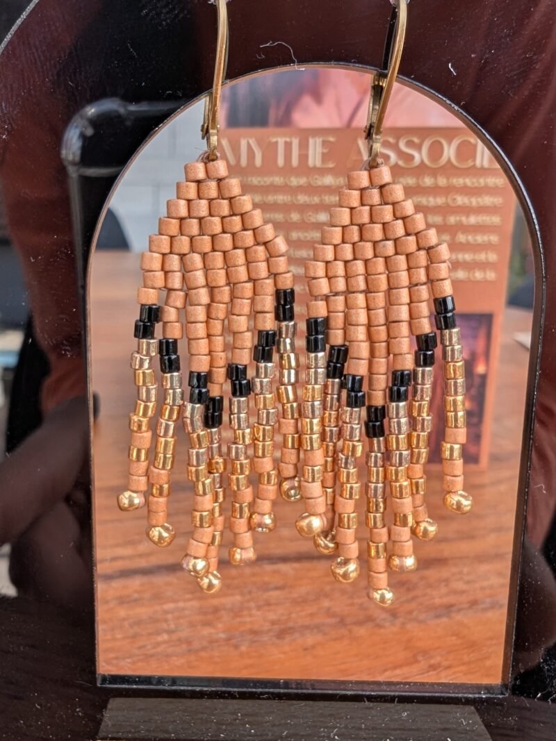 Mini boucles d’oreilles Galilya Cleo Bronze et création consciente Les mini boucles d’oreilles Galilya Cleo Bronze cultivent une beauté intemporelle inspirée des bijoux antiques. Leur teinte bronze, chaleureuse et profonde, leur donne une allure précieuse tout en restant facile à porter. Créées en petite série dans l’univers Valdyria, elles privilégient la singularité, la qualité et le temps du geste artisanal. Un bijou féminin au caractère affirmé, destiné à celles qui aiment les pièces élégantes, durables et chargées d’imaginaire.