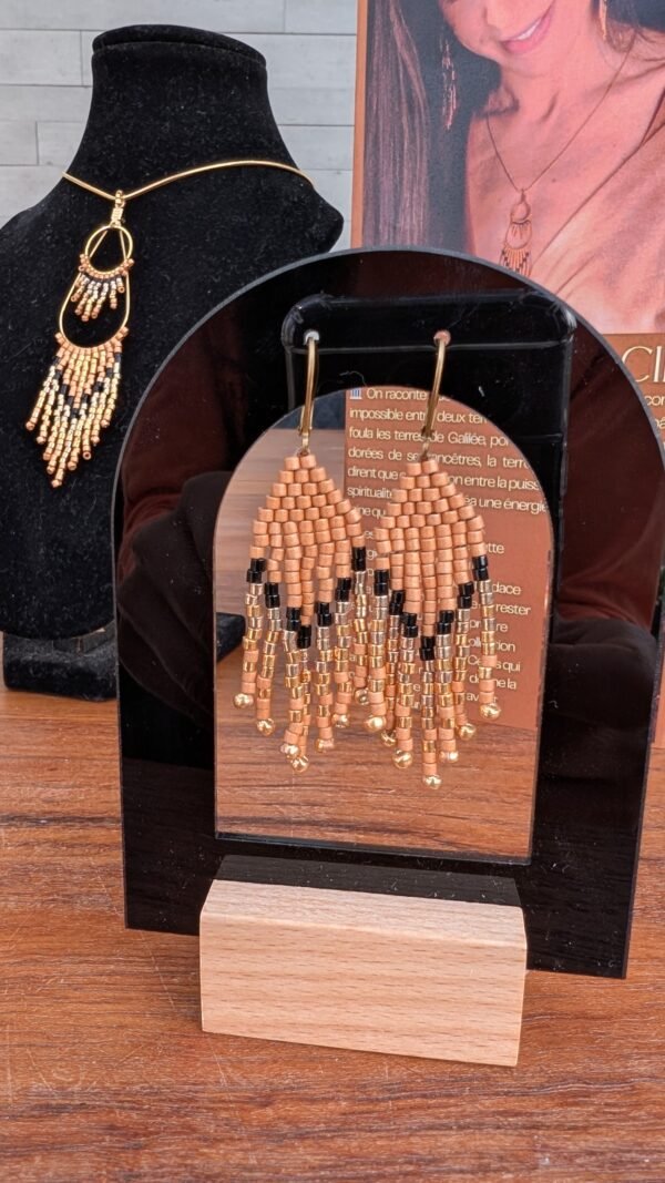 Les mini boucles d’oreilles Galilya Cleo Bronze évoquent le bijou talisman à travers leurs lignes géométriques et leurs couleurs profondes. Leur dessin fait écho aux ornements anciens, aux symboles protecteurs et à cette idée chère à Valdyria qu’un bijou peut porter davantage qu’une simple fonction décorative. Les perles Miyuki donnent à la pièce finesse et précision. Une création symbolique, pensée pour relier élégance, histoire et présence intérieure.