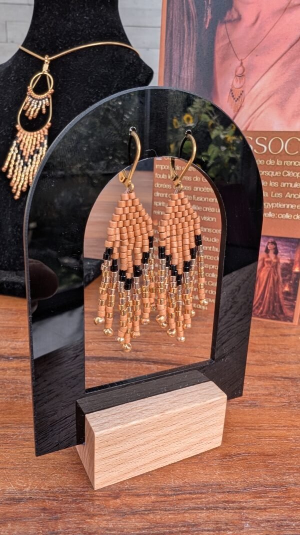 Mini boucles d’oreilles Galilya Cleo Bronze en détail, bijou talisman Valdyria aux motifs géométriques inspirés des parures antiques