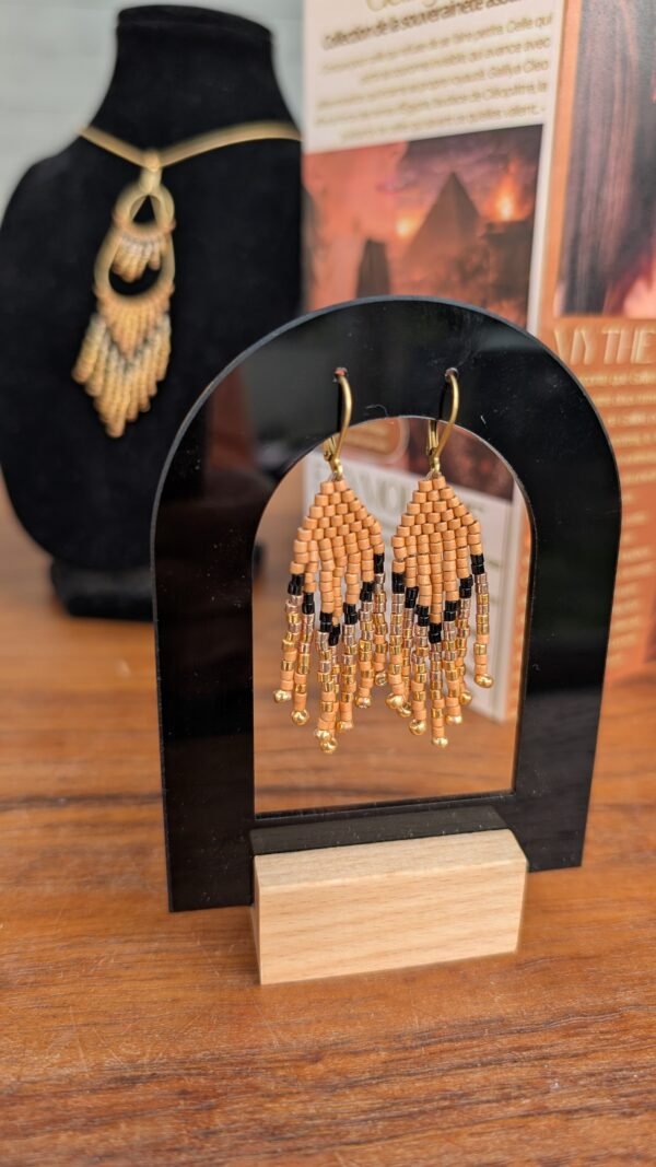 Les mini boucles d’oreilles Galilya Cleo Bronze puisent dans l’élégance de l’Égypte ancienne et la puissance graphique de ses parures. Le bronze chaud dialogue avec des nuances plus profondes pour créer un bijou féminin, précieux sans ostentation. Chez Valdyria, cette création artisanale en perles Miyuki célèbre les bijoux avec âme, l’inspiration culturelle et la beauté intemporelle. Une petite pièce de caractère, conçue pour traverser les modes sans perdre sa singularité.