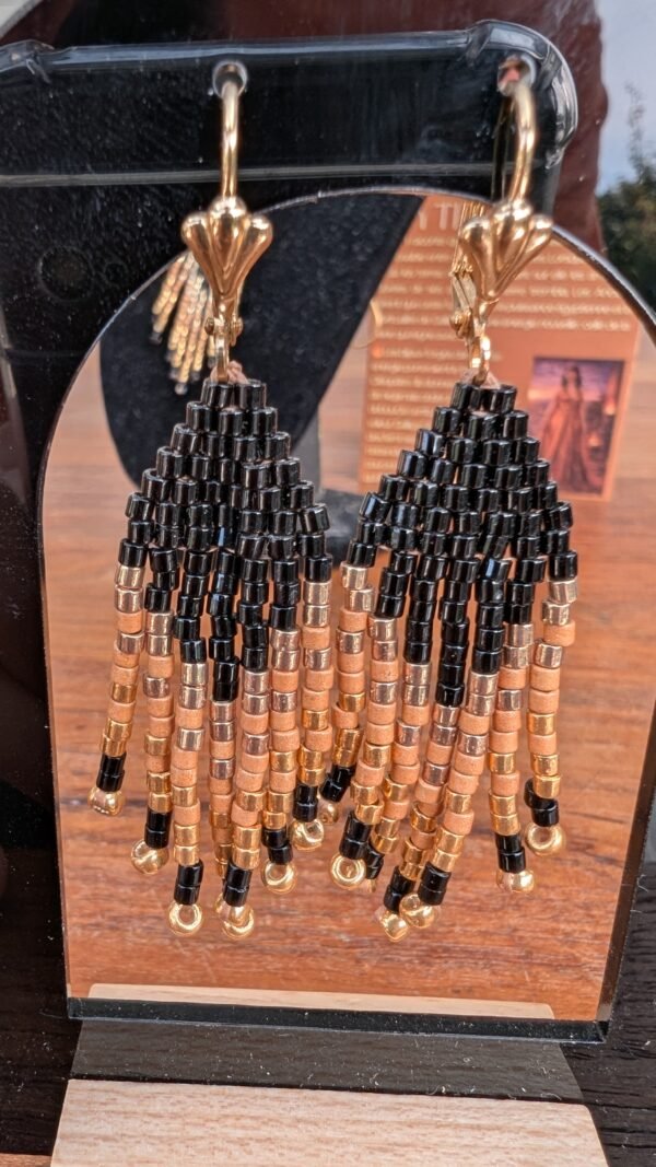 Mini boucles d’oreilles Galilya Cleo Ébène et élégance antique Mini boucles d’oreilles Galilya Cleo Ébène en perles Miyuki noir profond et bronze, bijou artisanal Valdyria inspiré de l’Égypte ancienne