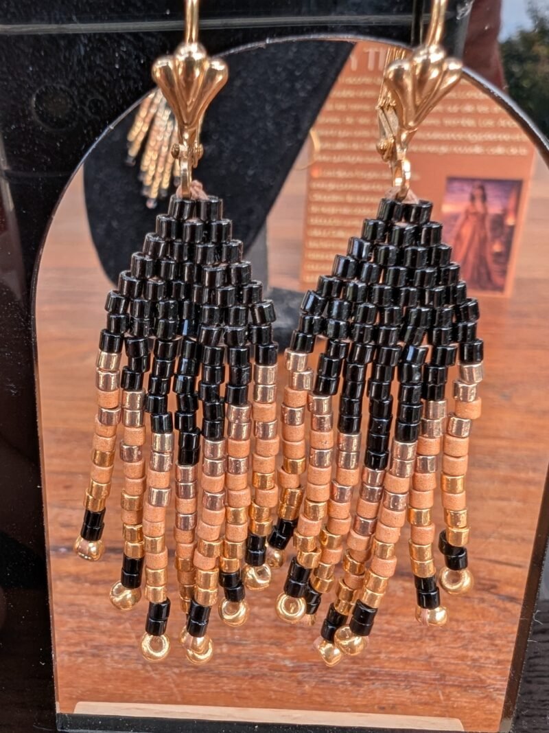 Mini boucles d’oreilles Galilya Cleo Ébène et élégance antique Mini boucles d’oreilles Galilya Cleo Ébène en perles Miyuki noir profond et bronze, bijou artisanal Valdyria inspiré de l’Égypte ancienne
