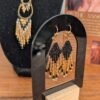 Mini boucles d’oreilles Galilya Cleo Ébène et perles Miyuki Mini boucles d’oreilles Galilya Cleo Ébène en détail sur présentoir, création française en perles Miyuki noir, cuivre et bronze