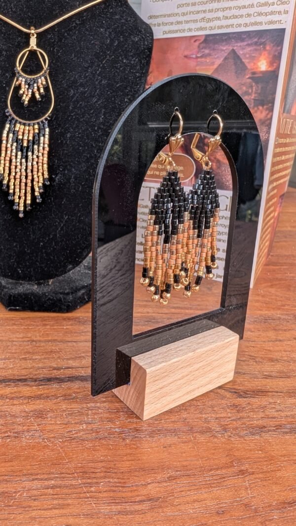 Mini boucles d’oreilles Galilya Cleo Ébène et slow creation Les mini boucles d’oreilles Galilya Cleo Ébène cultivent une beauté intemporelle, loin des tendances qui disparaissent aussi vite qu’elles apparaissent. Leur alliance de noir et de bronze rappelle les bijoux antiques tout en conservant une ligne contemporaine et facile à porter. Cette création Valdyria célèbre le bijou de créateur, l’élégance durable et les pièces que l’on choisit pour leur caractère autant que pour leur histoire.