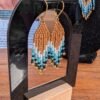 Mini boucles d’oreilles Nilyra Maria Bronze présentées sur support noir, bijou femme turquoise, bronze et doré en perles Miyuki
