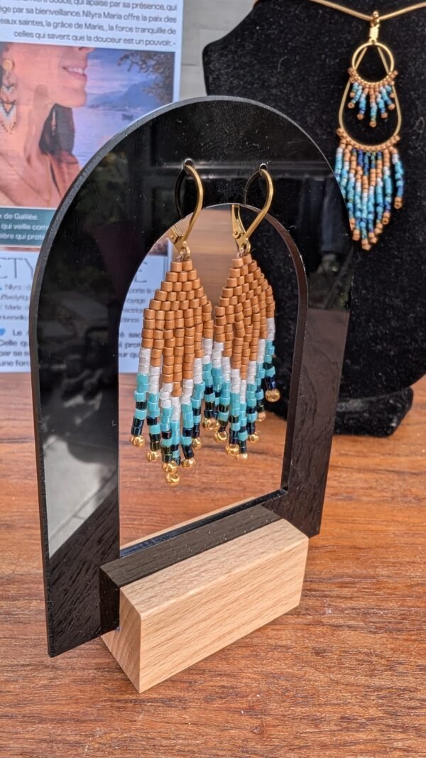Mini boucles d’oreilles Nilyra Maria Bronze présentées sur support noir, bijou femme turquoise, bronze et doré en perles Miyuki