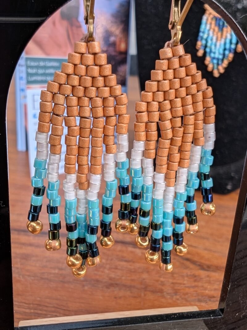 Mini boucles d’oreilles Nilyra Maria Bronze et savoir faire artisanal Mini boucles d’oreilles Nilyra Maria Bronze en gros plan, création française en perles Miyuki turquoise, ivoire et bronze