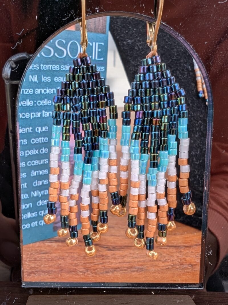 Mini boucles d’oreilles Nilyra Maria Marine présentées sur support noir, création française en perles Miyuki japonaises bleu marine et turquoise